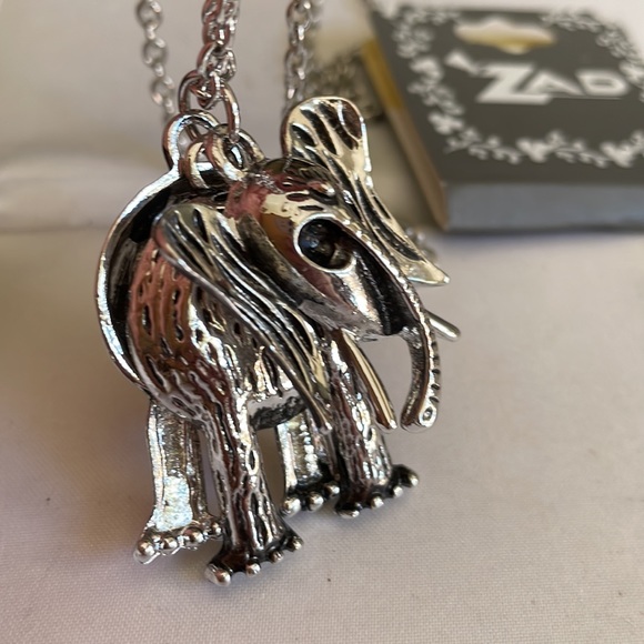 ZAD silver color charming movable Elephant necklace new - Picture 5 of 6